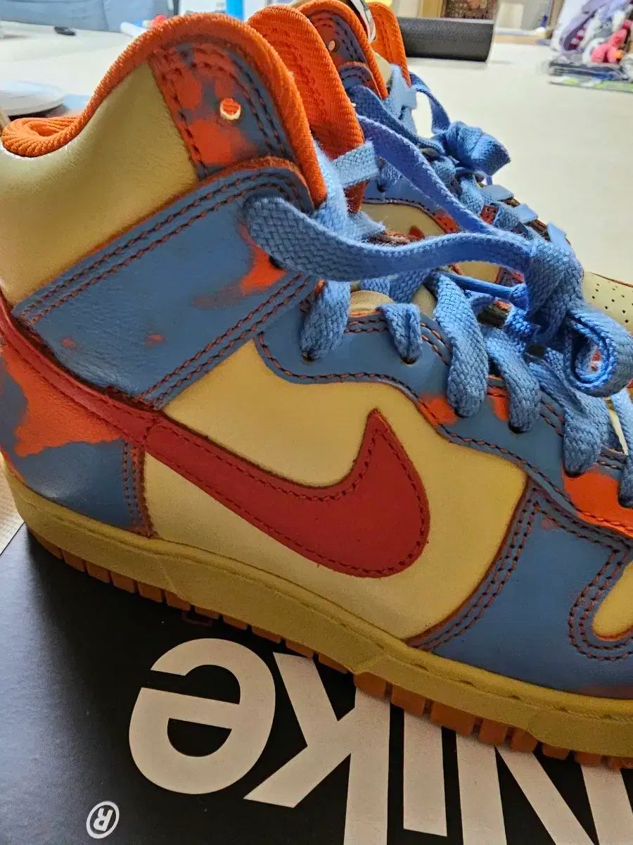 NIKE(ナイキ) ダンク ハイ 1985 SP オレンジ エッシド 洗う