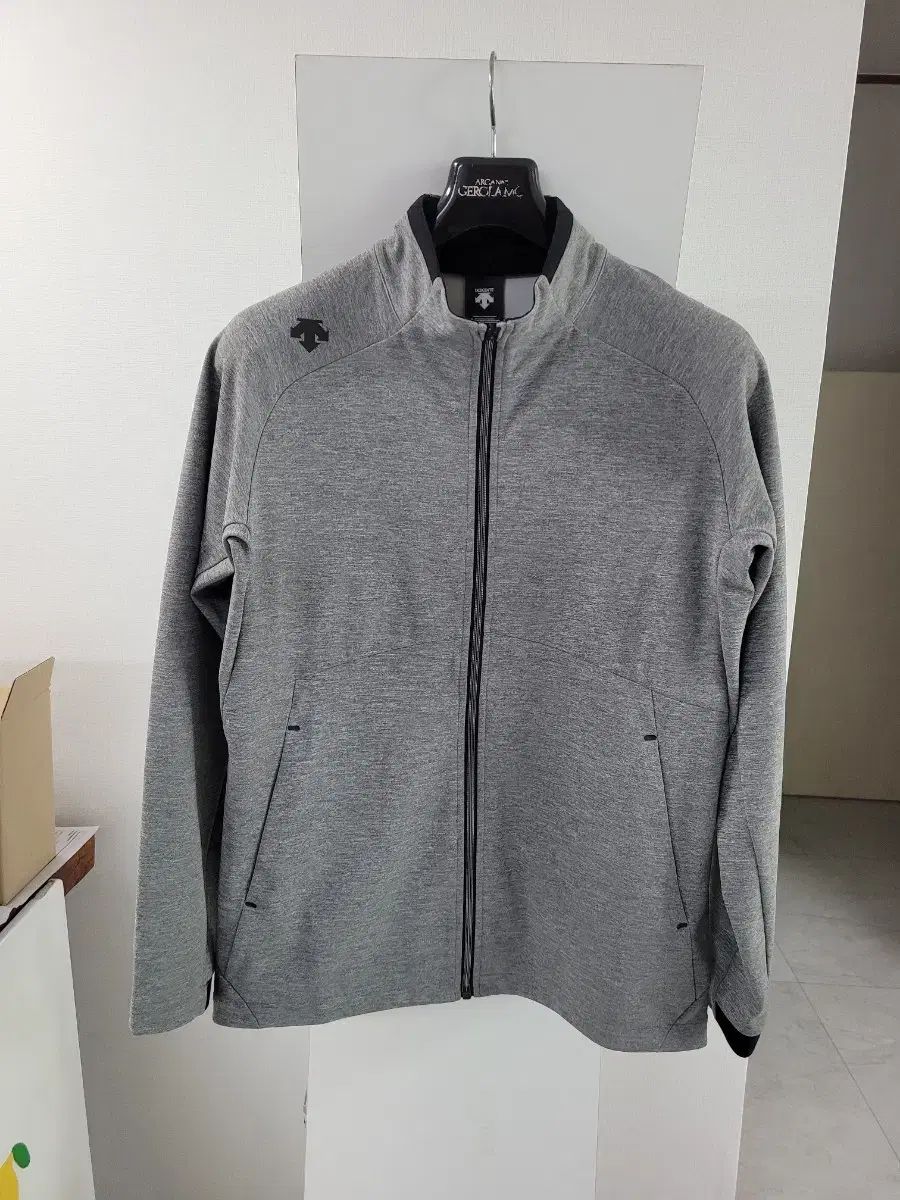 DESCENTE(デサント) トレーニング ジップアップ レディース 160 男の子もご利用いただけます