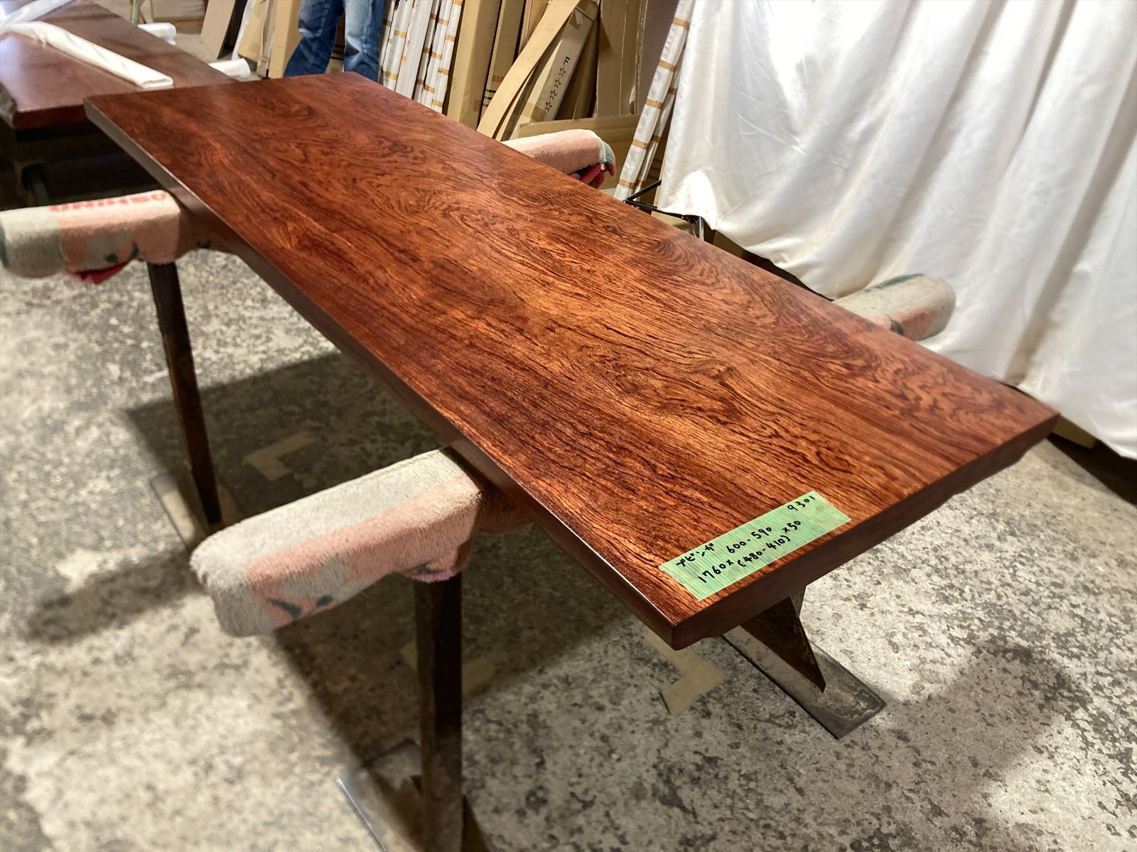 ブビンガ9301 上杢 一枚板無垢 乾燥材 1760ｘ600-590ｘ50mm ウレタン塗装 カウンター センターテーブル ダイニングテーブル