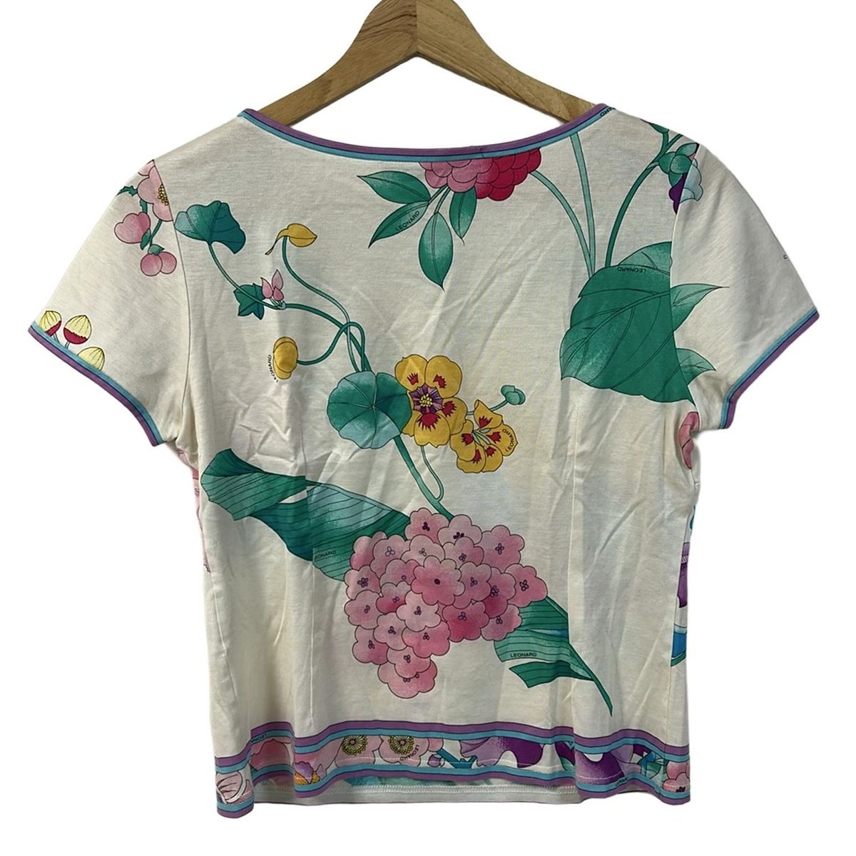 限定入荷中。 LEONARD レオナール 半袖Tシャツ サイズM レディース - アイボリー×ブルー×マルチ クルーネック|花柄