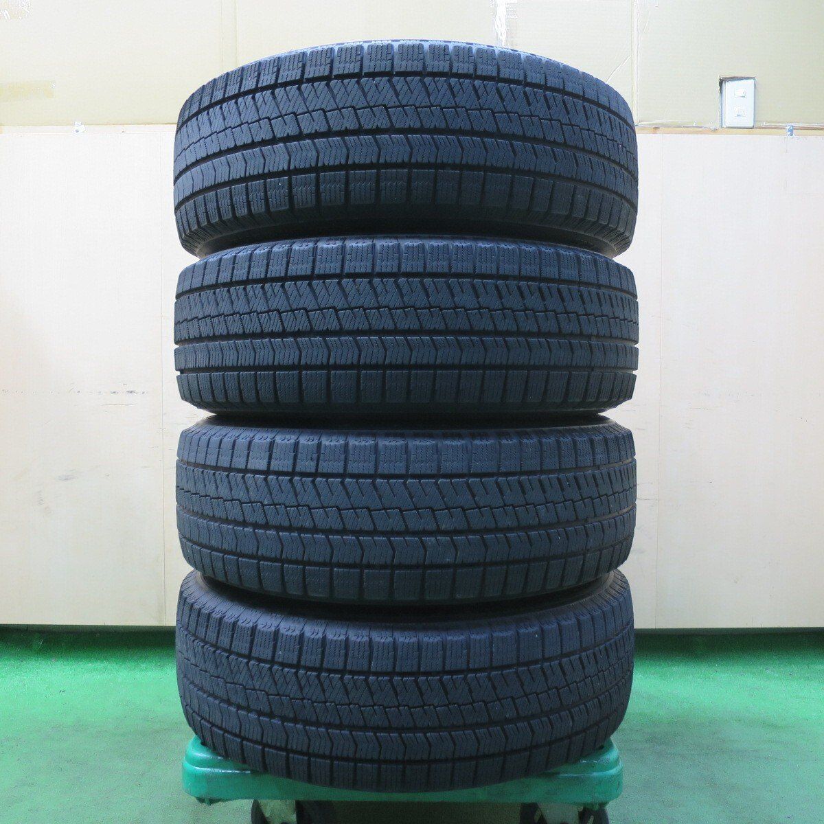 バリ溝！キレイ！8.5分☆スタッドレス 215/65R16 ブリヂストン