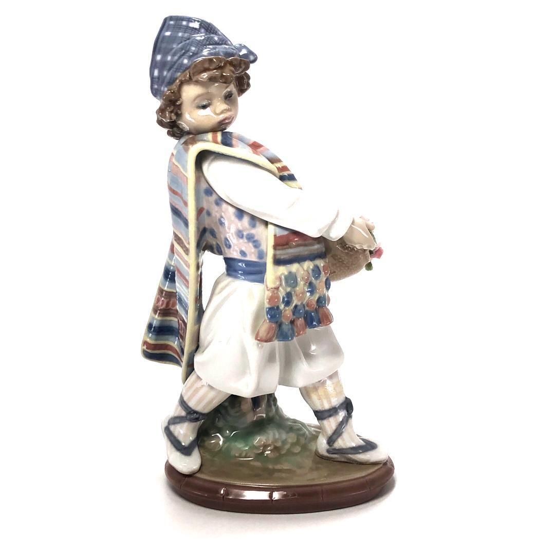 バレンシアの花 ブーケを持つ少年