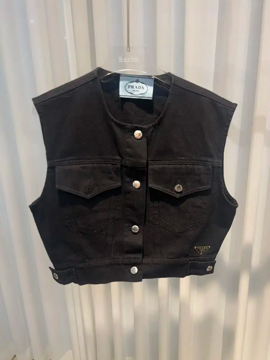 S PRADA プラダ デニム クロップド ベスト 黒 5 寿司 着用