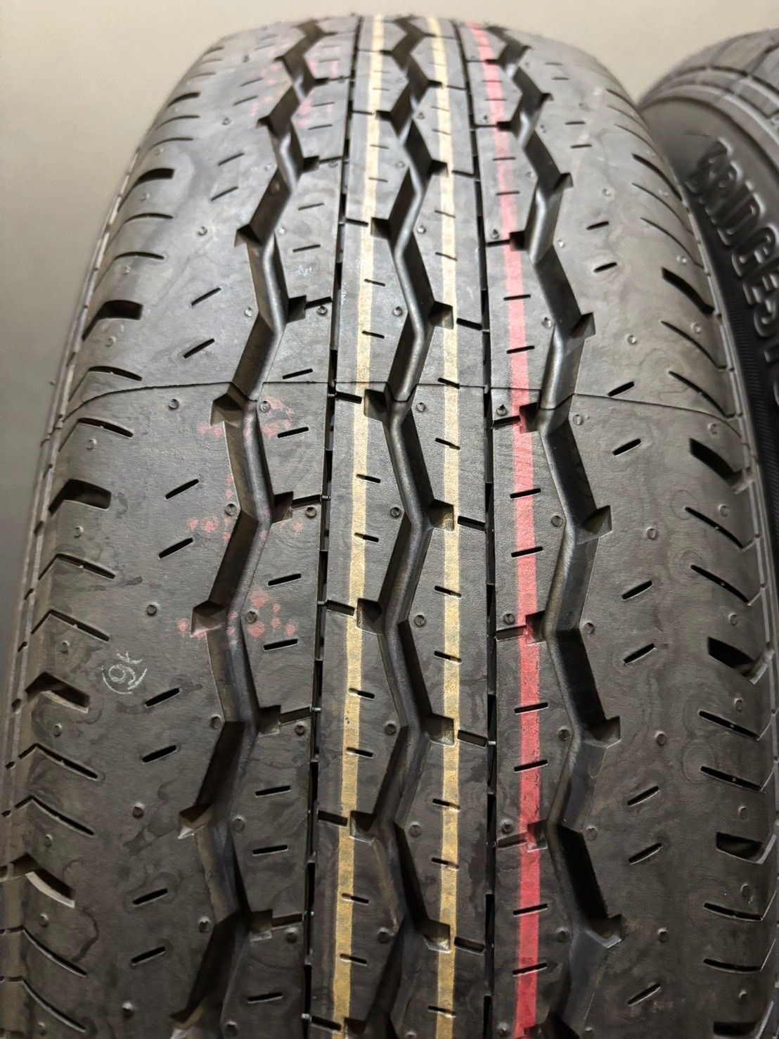 来店をご期待! 新車外し 195 80R15 107 105S LT BRIDGESTONE RD613 24 25年製 トヨタ 200系 ハイエース 純正 15インチ 6J 35 139.7 6H 夏タイヤ 4本 1-K308 お手入れ簡単な
