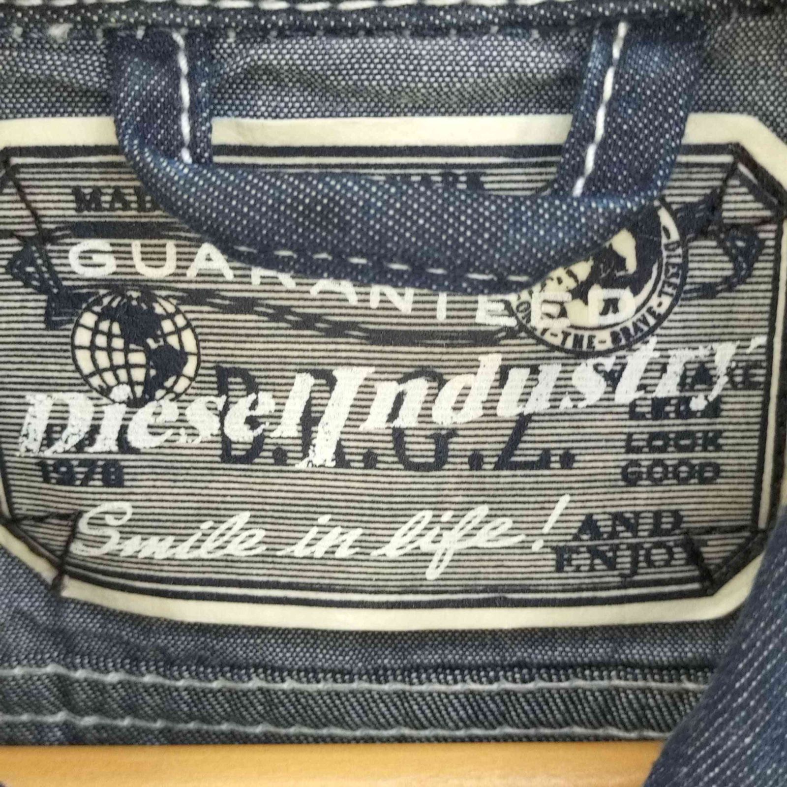 ディーゼルインダストリーのデニムジャケットです。 ディーゼルインダストリーのデニムジャケットです。 70g26