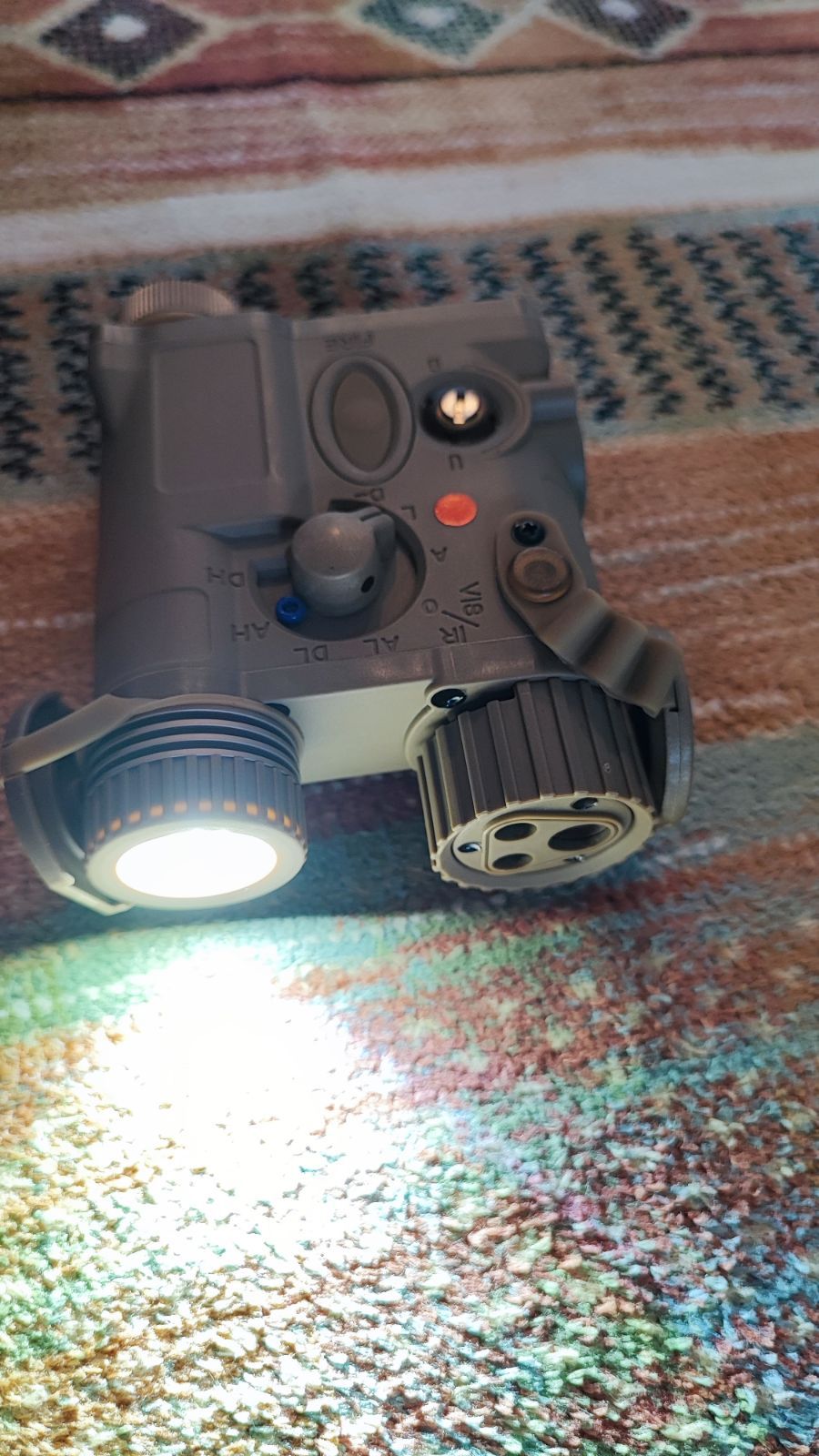 PEQ-16タイプ フラッシュライト | LED タクティカルライト Review