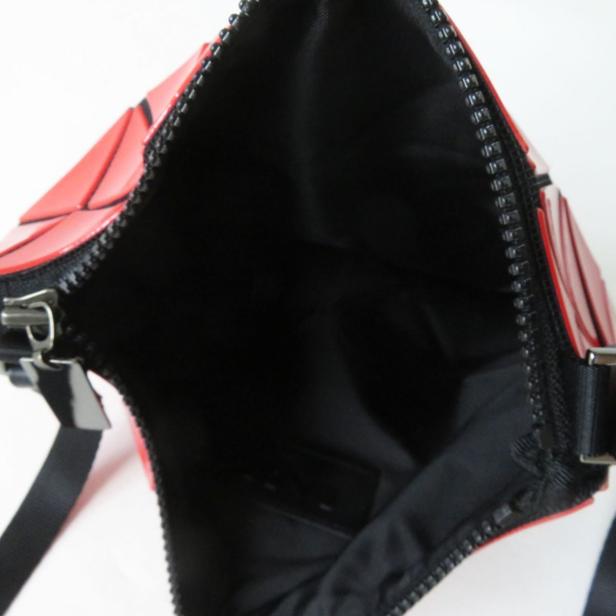 極美品◎正規品 日本製 BAO BAO ISSEY MIYAKE バオバオ イッセイミヤケ BB33-AG262 ルーセント クロス ボディ/ショルダーバッグ 赤×黒 極美品◎正規品 日本製 BAO BAO ISSEY MIYAKE バオバオ イッセイミヤケ BB33-AG262 ルーセント クロス ボディ/ショルダーバッグ 赤×黒