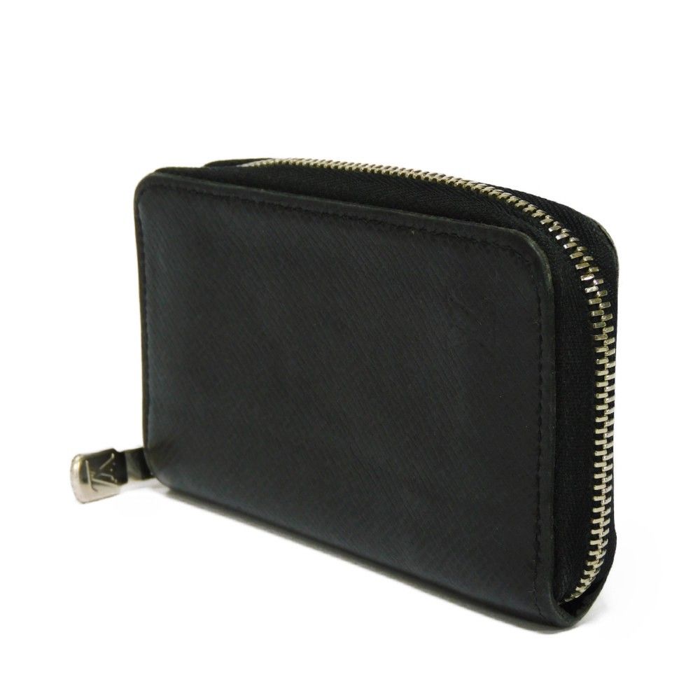 コインケース 新型 LVロゴ エンボス ブラック ラウンドファスナー