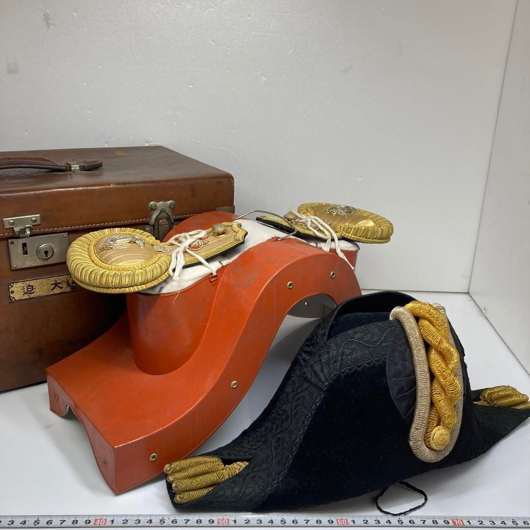 海軍大礼服 帽子と肩章 共箱 全長41㎝ トコサ 東な6 1127