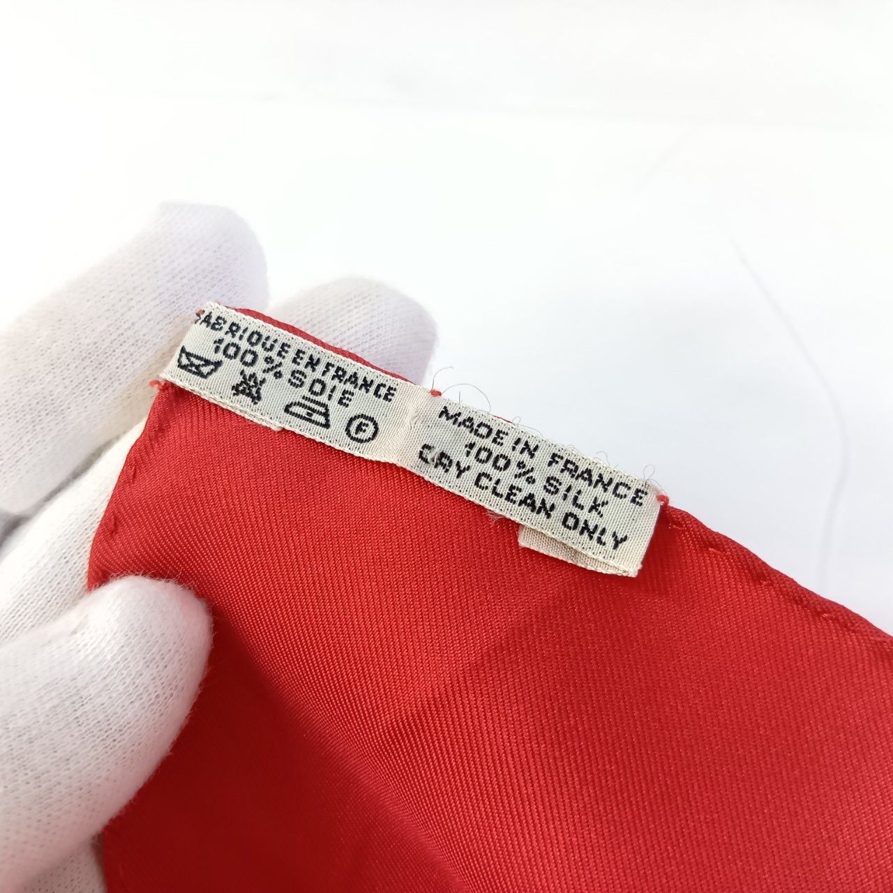 HERMÈS シルクスカーフ レッド　お針子さん HERMÈS シルクスカーフ レッド お針子さん - メルカリ
