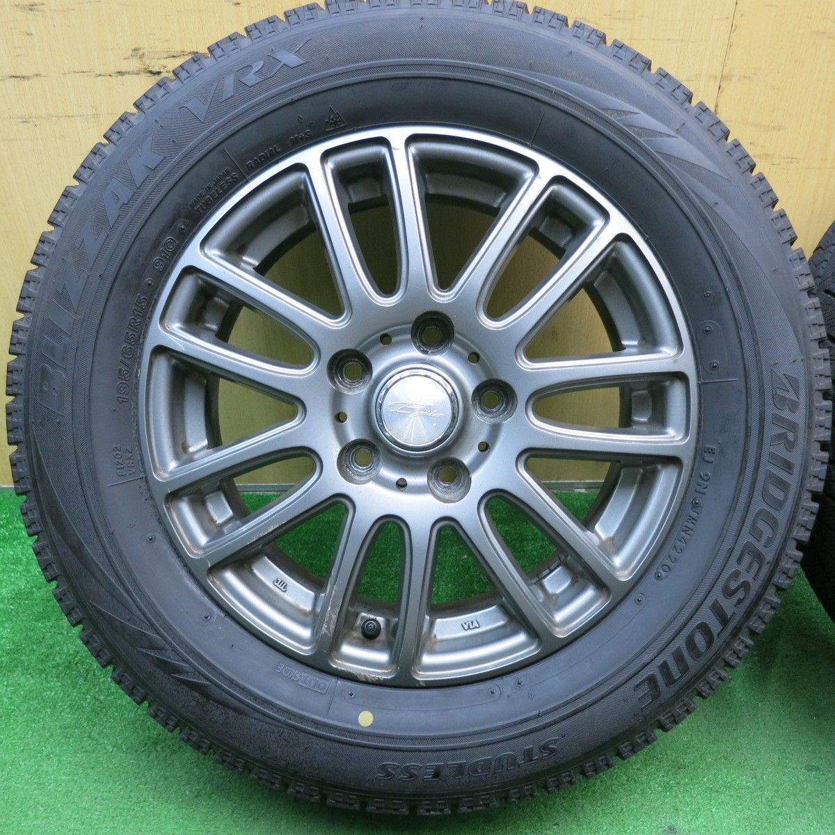 大人気サイズ195/65-15ブリジストンブリザックレボGZスタッドレス プリウス ウィッシュPCD100 格安売切 br\u003e195⁄65R1515インチ\u003cbr\u003eBRIDGESTONE BLIZZAK VRX3\u003cbr