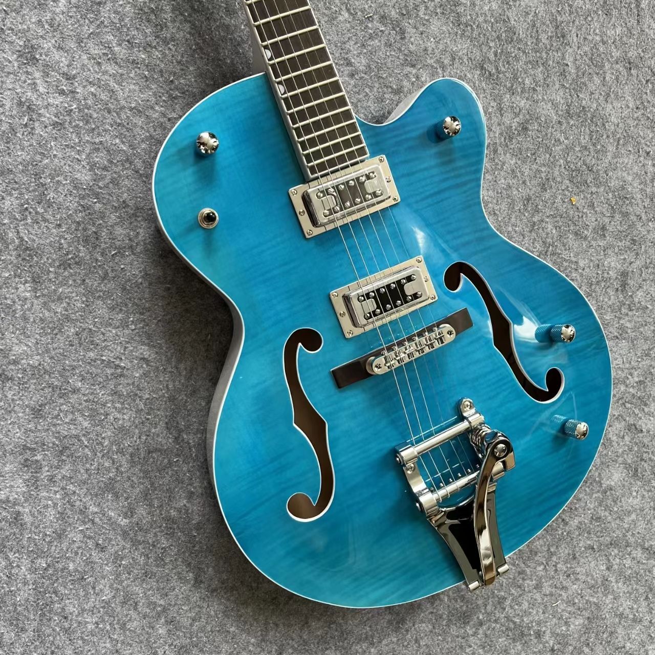 フルアコアーチトップ ブルー虎目トレモロアーム Showman Bluestar 