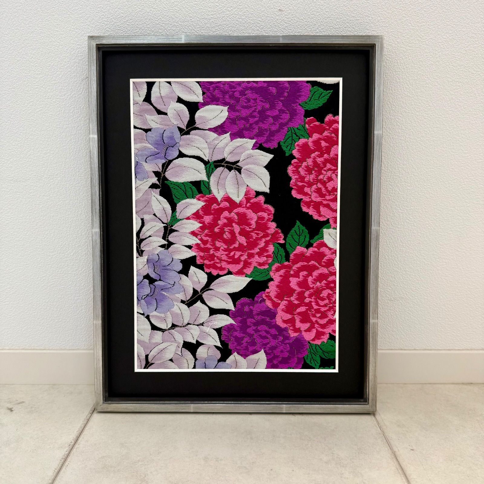 京都帯屋さん フレーム入りシルク織物アート 彩色牡丹 黒