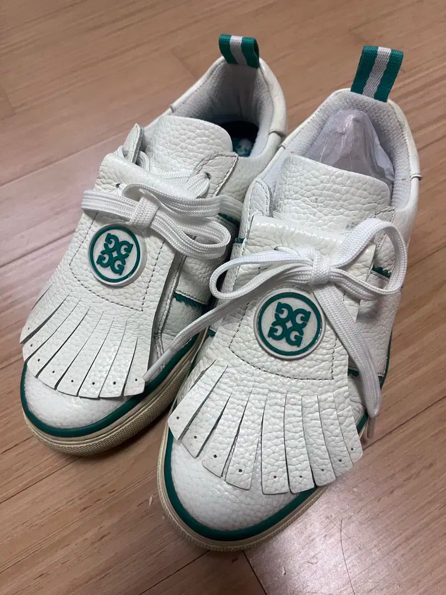 1PIU1UGUALE3GOLF バイザー 白 新品未使用 GSG019 リボン 1PIU1UGUALE3 GOLF - SUN VISOR / 113ロゴ 刺繍 サンバイザー