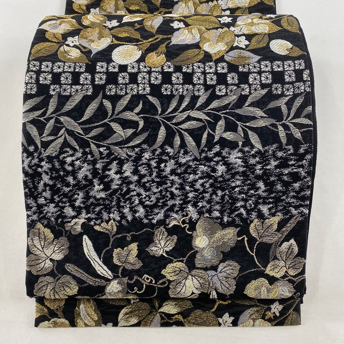 名古屋帯 秀品 華文 花唐草 箔 灰白 正絹 【中古】（袋帯 名品