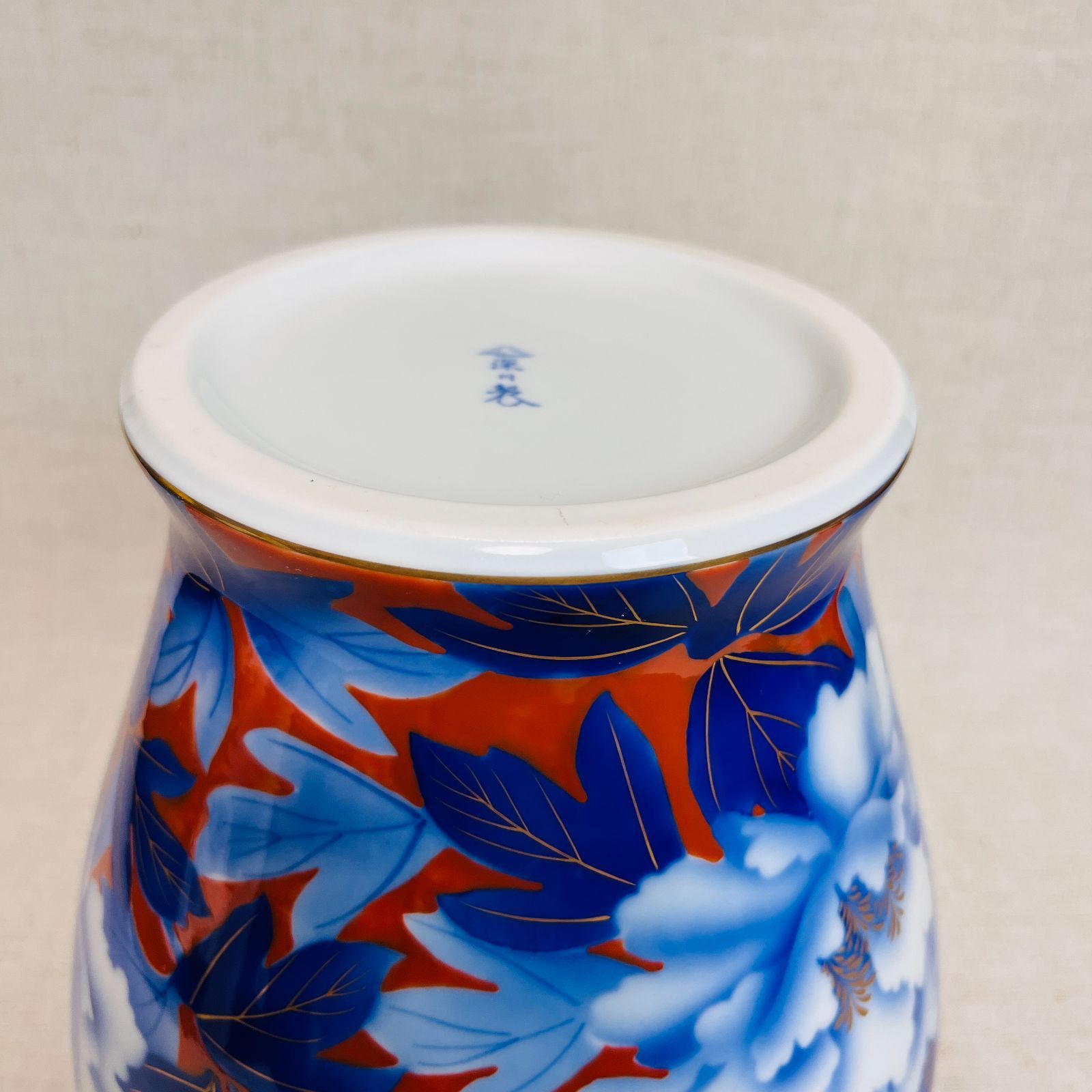 深川製磁 振牡丹外赤 花器　花瓶 木箱付き】深川製磁 染付牡丹 赤地金彩 振牡丹外赤 高級花瓶