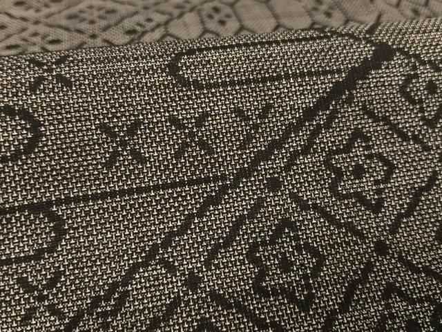 平和屋着物●恵大島織物謹製　本場大島紬　9マルキ　家並み　証紙付き　正絹　逸品　AAAV9095np 平和屋着物○恵大島織物謹製 本場大島紬 9マルキ 家並み 証紙付き 正絹