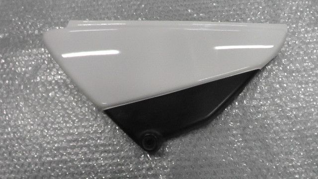 FTR223 MC34 の サイドカバー 右 1746760191