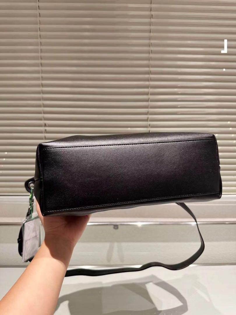 LONGCHAMP 新作 カーフスキン サイドバッグ ショルダーバッグ ブラック LONGCHAMP 新作 カーフスキン サイドバッグ ショルダーバッグ