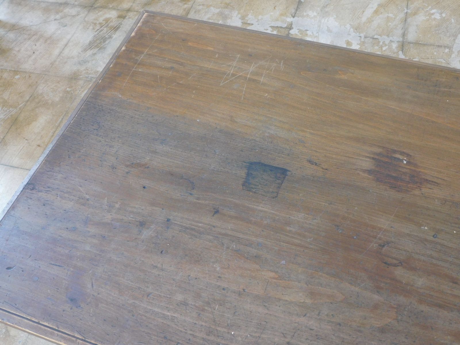 ろくろ脚のローテーブル