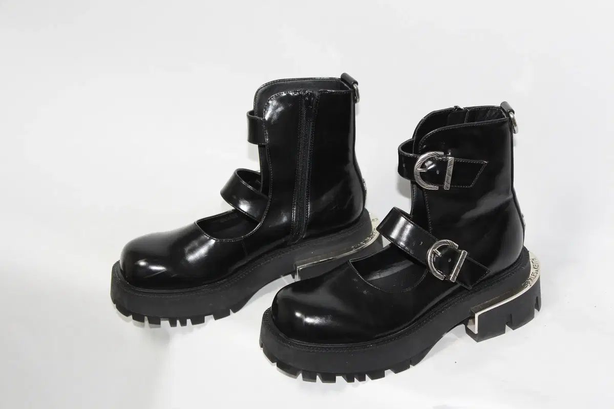 CHARLES - KEITH チャールズアンドキース セルマ バックル付き チャンキー ブーツ