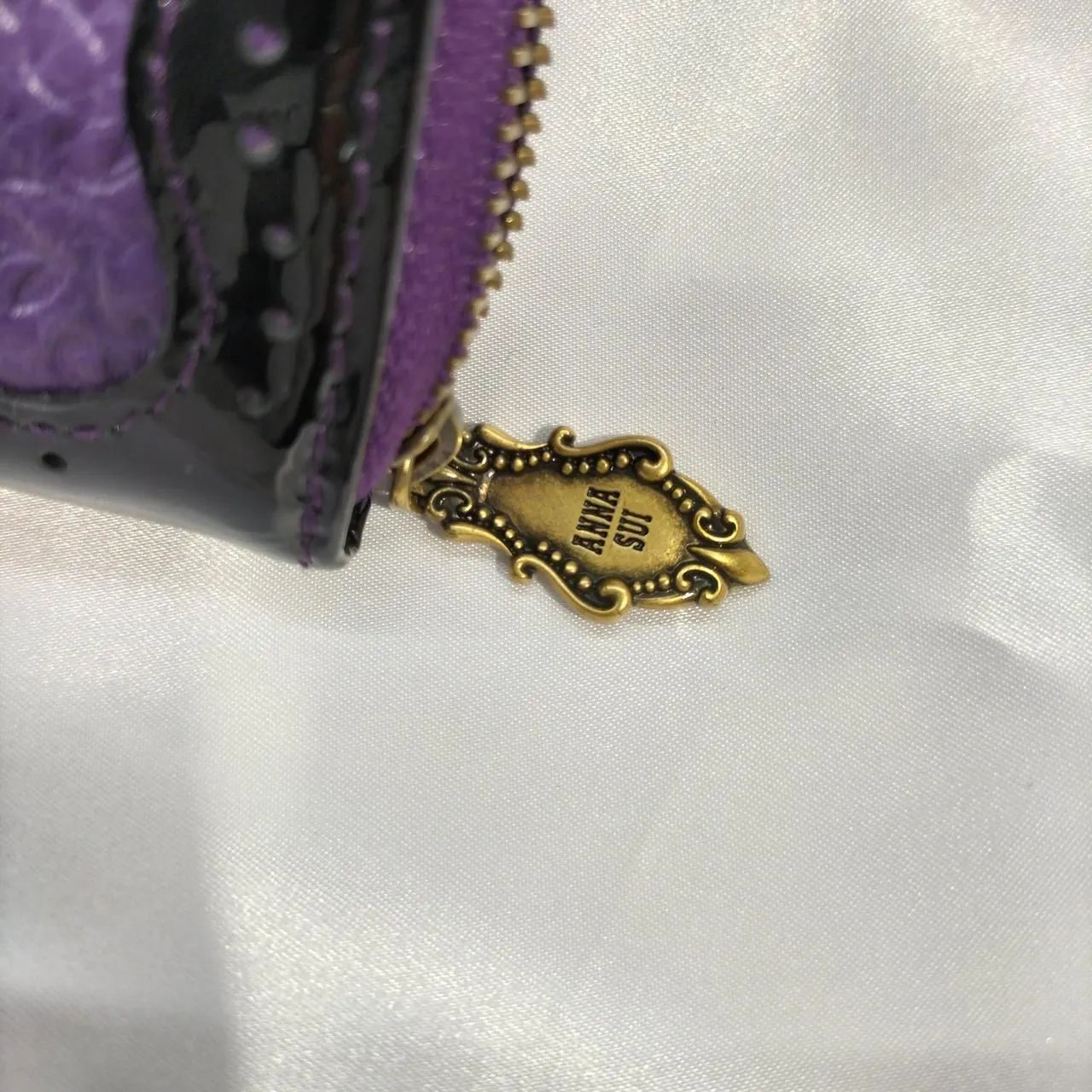 ANNA SUI　鬼滅の刃コラボ　胡蝶姉妹　二つ折り財布 新品】【即納】 鬼滅の刃×ANNA SUI 二つ折り財布 / 胡蝶姉妹
