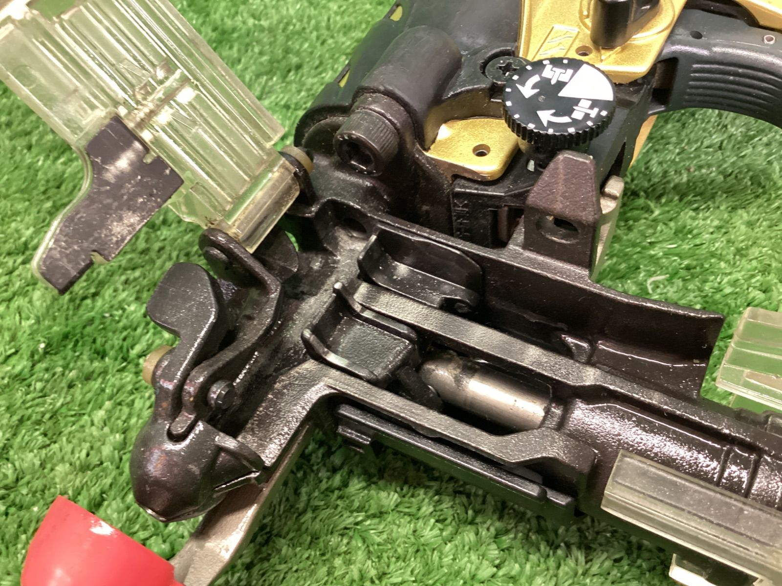 メタリックゴールド