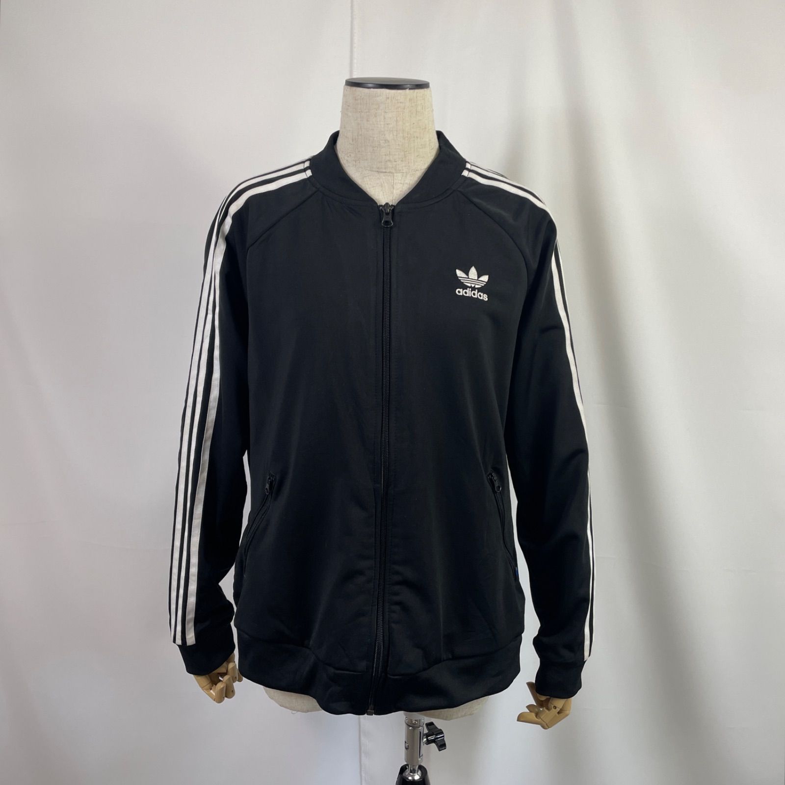 t1933アディダス  adidas 古着　ヴィンテージ　袖ライン　ワンポイント　刺繍ロゴ　黒色　トラックジャケット　ジャージ