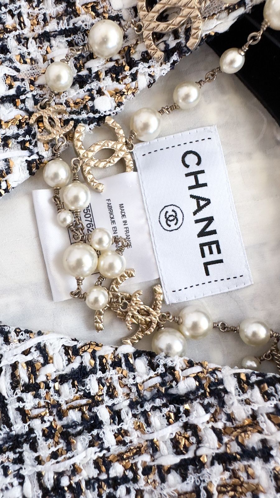 シャネル ワンピース CHANEL ホワイト・ブラック・ゴールドメタリック・グリポワボタン・ノースリーブ F34