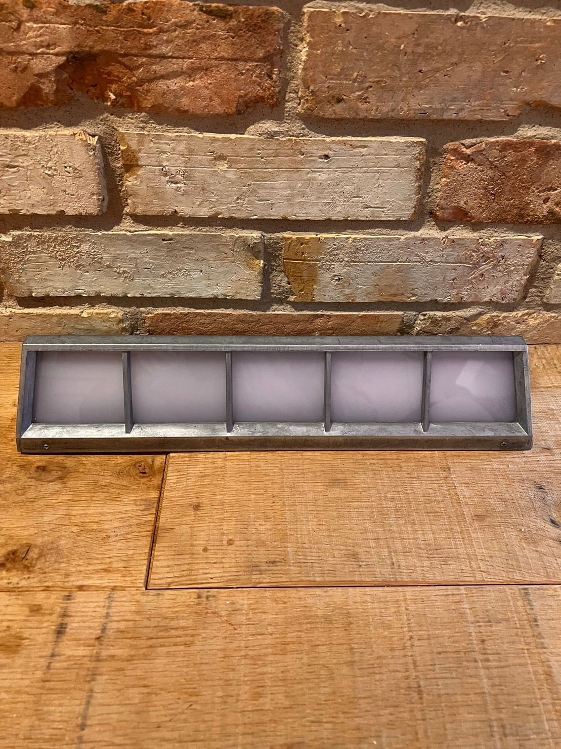 クラシックエッジウォールライト ５セクション — 上質な空間に宿る 静かなる存在感 │ インテリア照明 おしゃれ照明 ヴィンテージ照明 壁付け照明