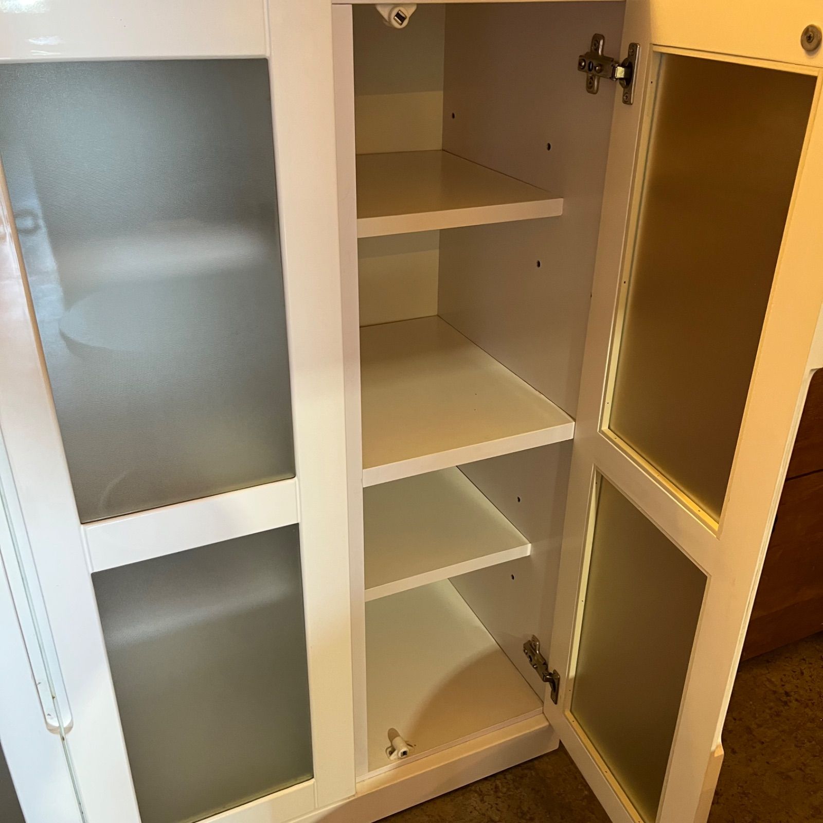 引き取りのみ）ホワイトとブラウンの食器棚 ホワイト キッチンボード