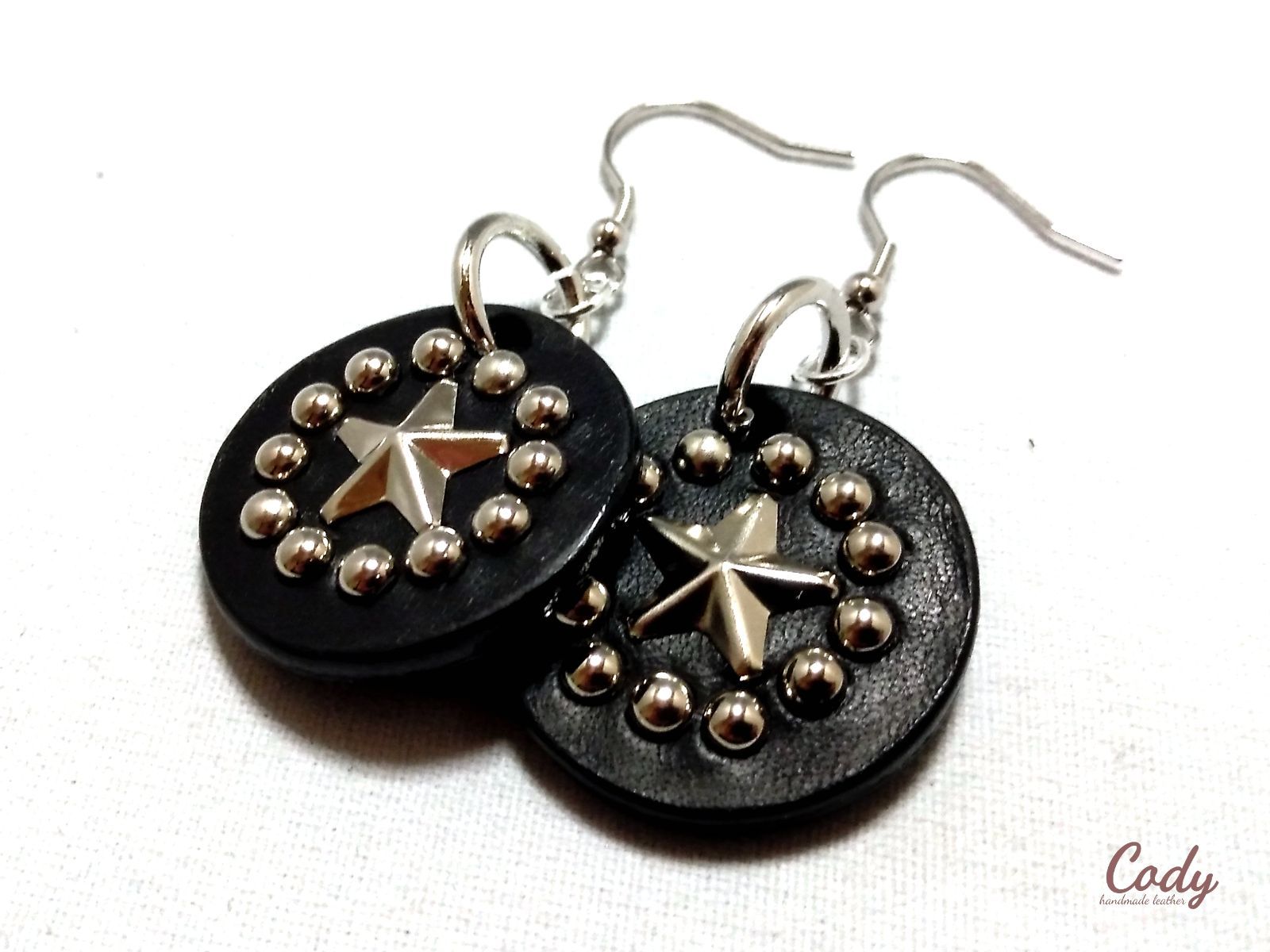 揺れる レザースタッズピアス/ ロック 本革 耳飾り イヤリング レザーピアス