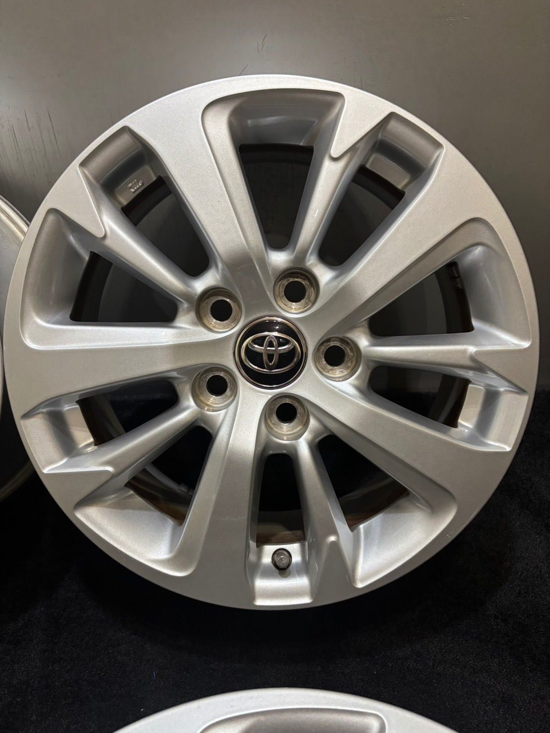 トヨタ　ヤリスクロス純正　16インチ アルミホイール　2本　新車外し 楽天市場】トヨタ ヤリスクロス 純正アルミホイール 16インチ