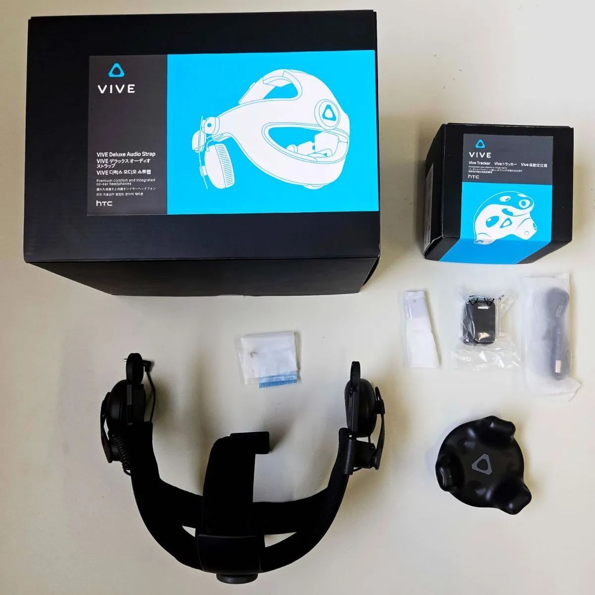 HTC VIVE 本体 トラッカー3個 デラックスオーディオストラップ　他 HTC VIVE 本体 トラッカー3個 デラックスオーディオストラップ