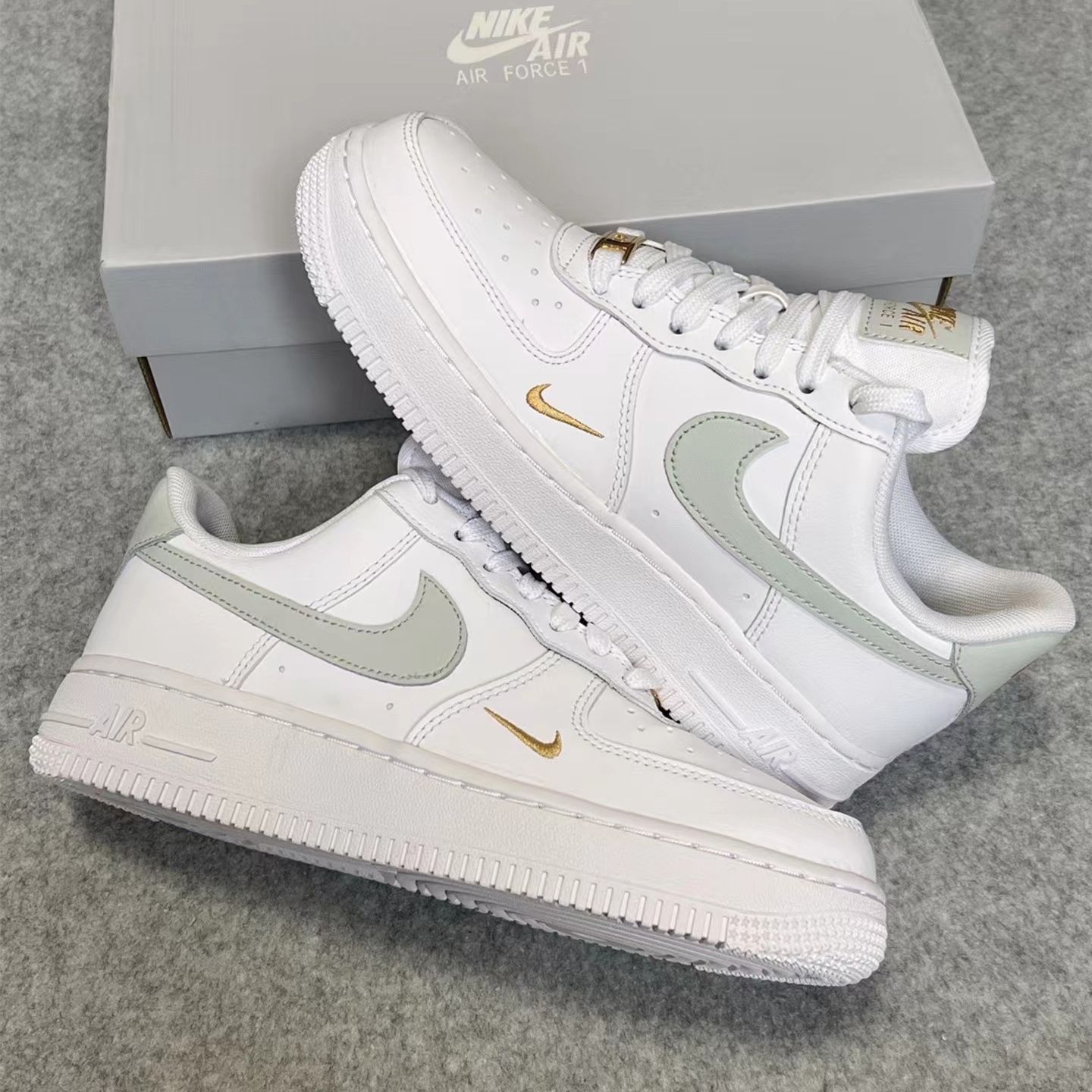 ナイキWMNS AIR FORCE 1 '07 ESSENTIAL 'WHITE LIGHT SILVER' ウィメンズサイズモデル エア フォース 1  '07 エッセンシャル 'ホワイト ライトシルバー' レディース メンズ スニーカー CZ0270-106 - メルカリ