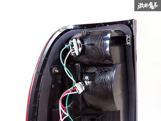 美品】 社外 UZJ100 ランドクルーザー テールライト