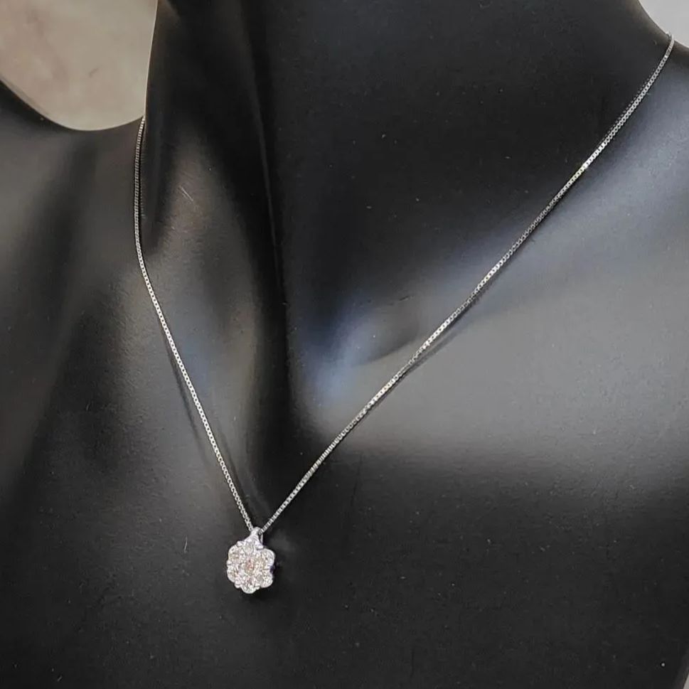 美品 高品質】K18WG ホワイトゴールド 0.50ct ダイヤモンド フラワー 