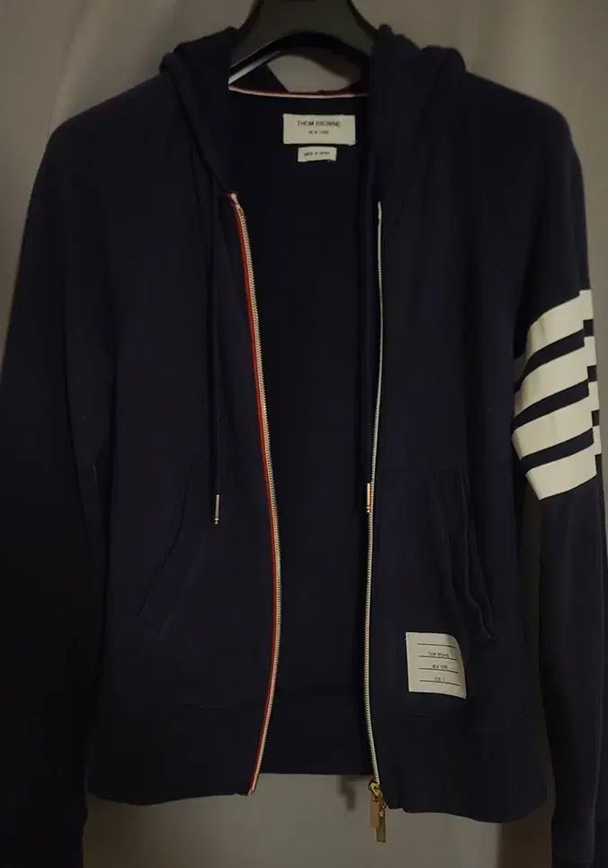 【雷市場（ポンジャン）商品韓国直送】0size Thom Browne(トム・ブラウン) 4 バー ネイビー フード付き ジップアップパーカー ゴールド 0 サイズ