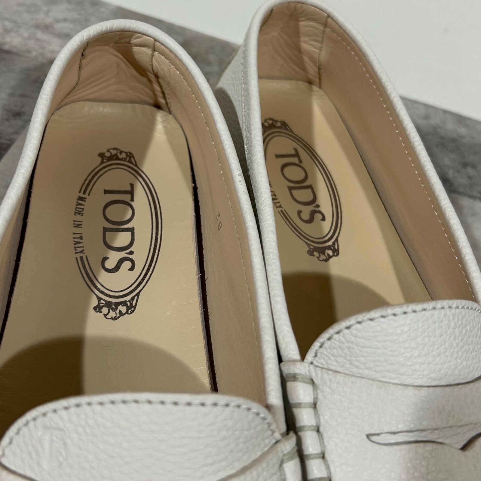 トッズ TOD'S ドライビングシューズ コインローファー ホワイト