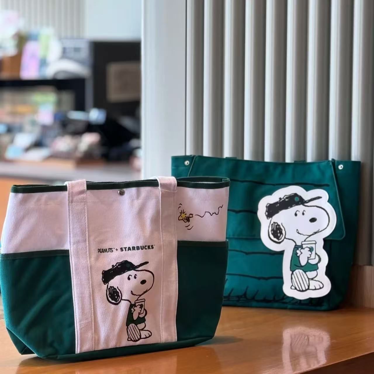 スターバックス　スヌーピートートバッグ&スヌーピーキーホルダー 祝！スターバックス「PEANUTS」と初コラボ。ふさふさかわいい