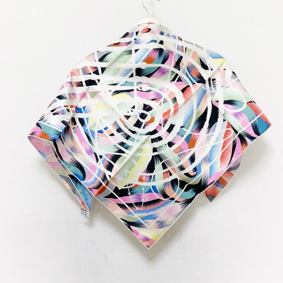 HERMES(エルメス) スカーフ美品 カレ90 白×ピンク×マルチ マーブル 