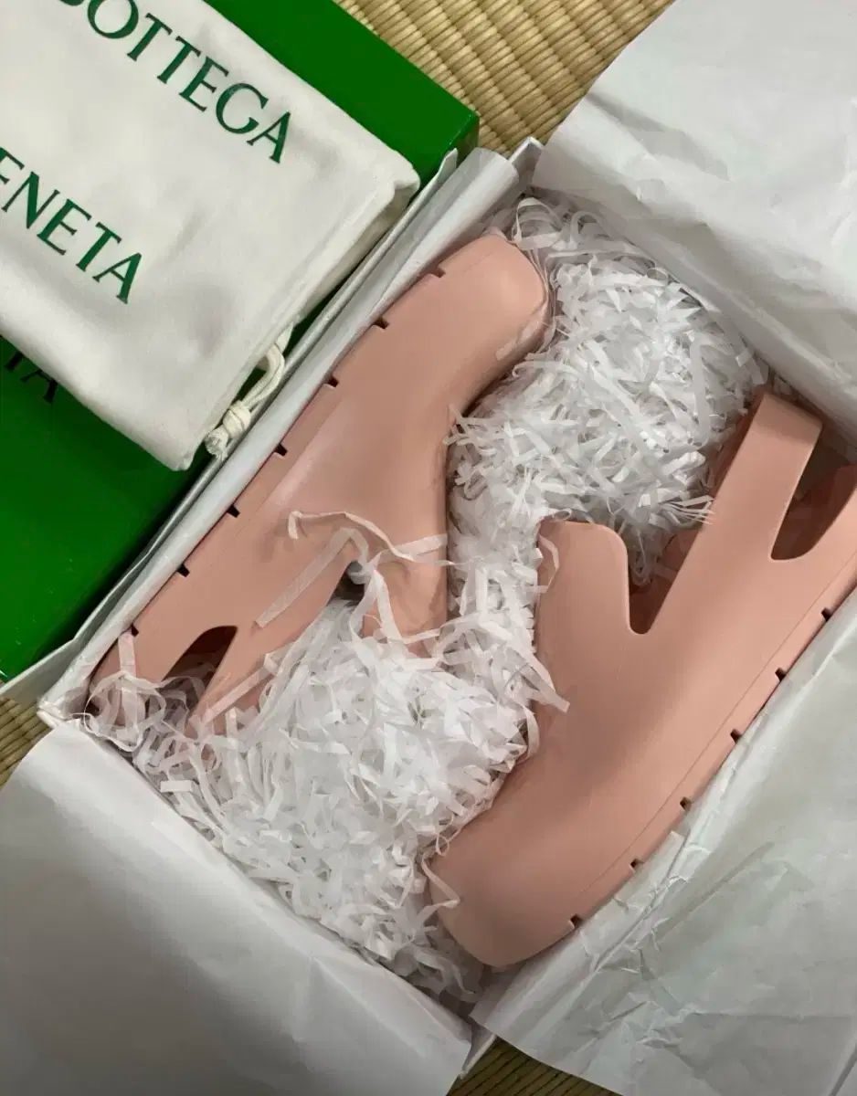 BOTTEGA VENETA ボッテガヴェネタ ボッテガヴェネタ パドル サンダル 38