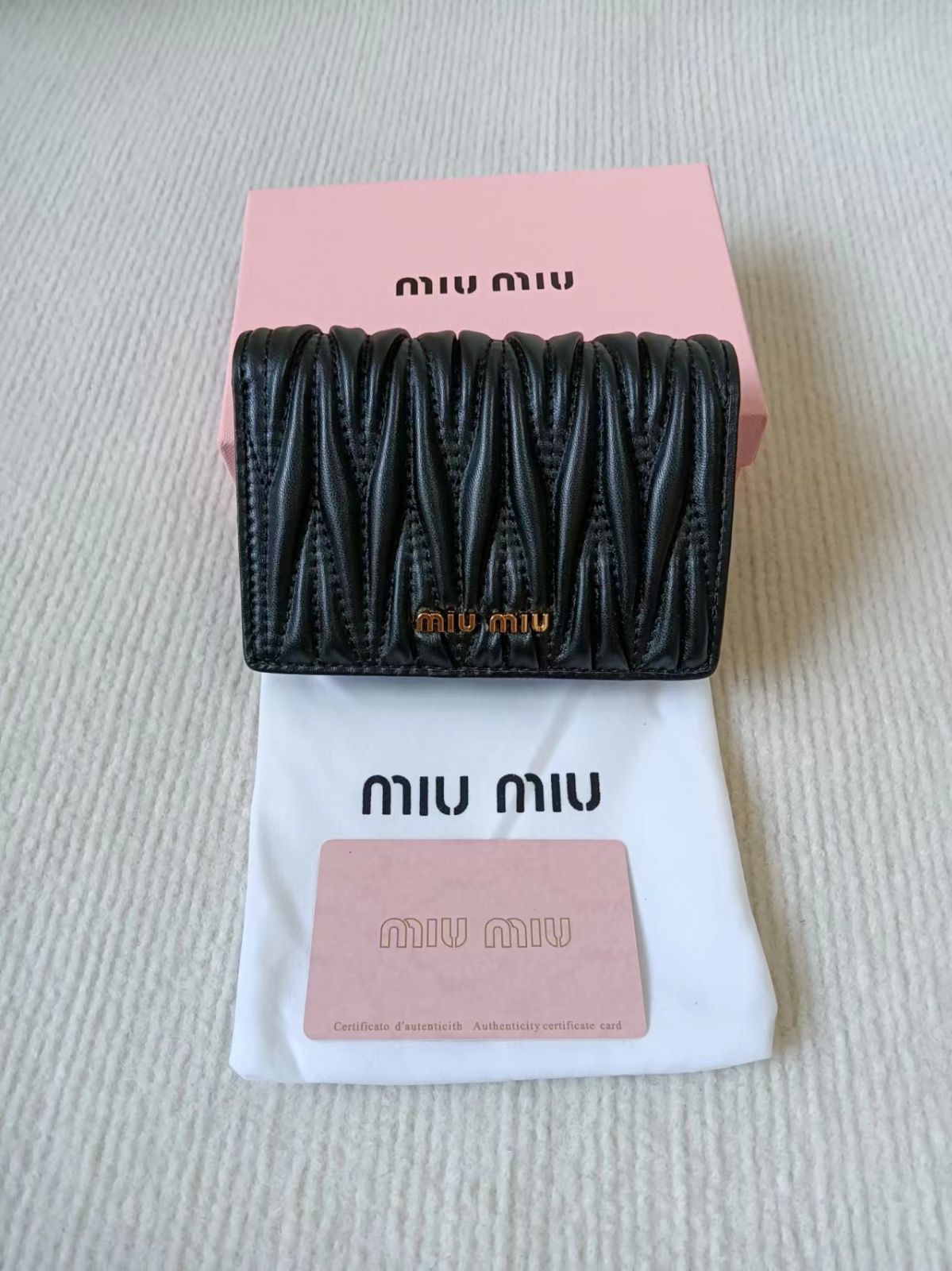 新品  MIU MIU ミュウミュウ マテラッセ ロゴ金具 二つ折り財布 ブラック