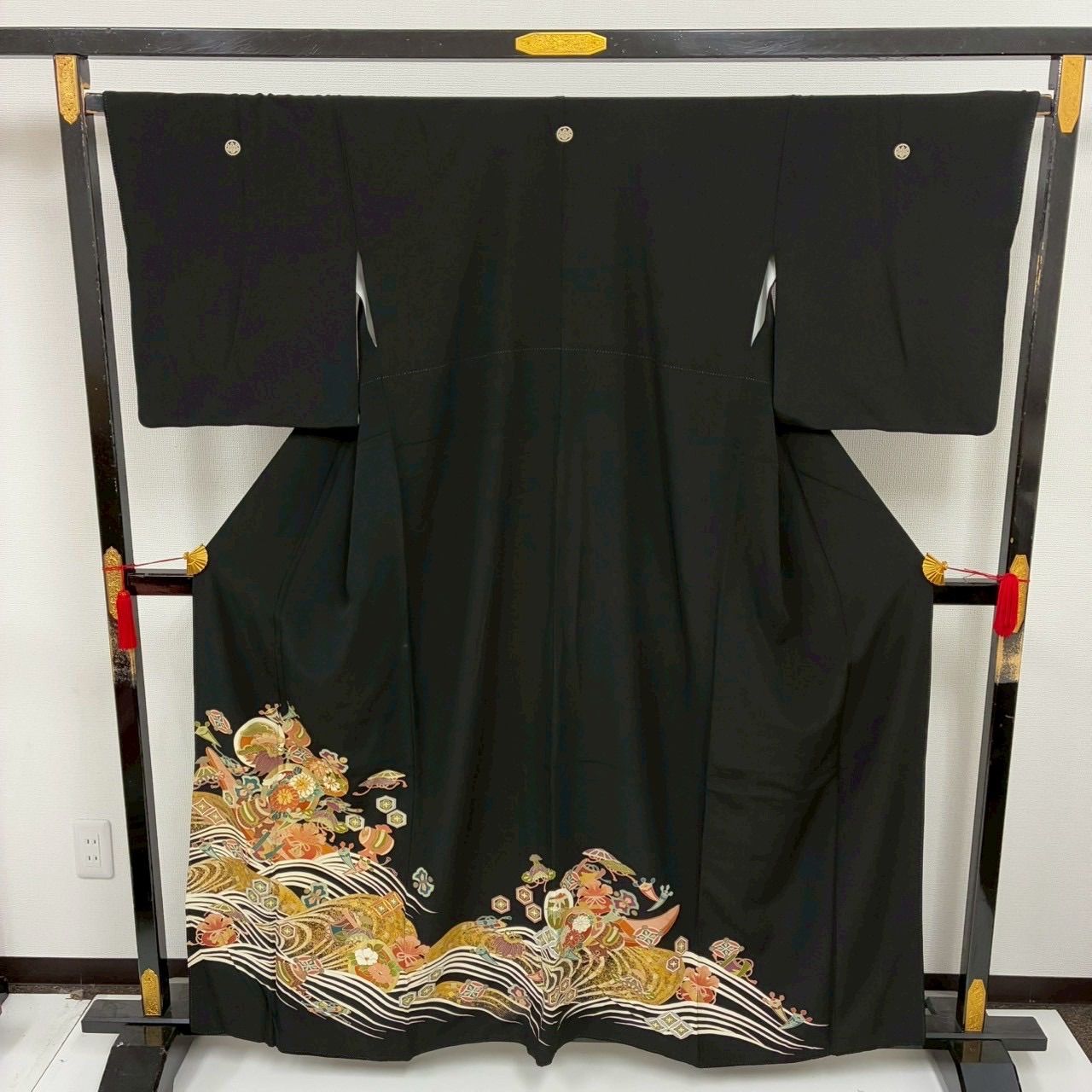 b804 正絹　黒留袖　比翼付　宝尽くし　落款　金駒刺繍　トールサイズ極美品着物 SOUBIEN（創美苑） レンタル 黒留袖 フルセット 結婚式 着物 黒 袷