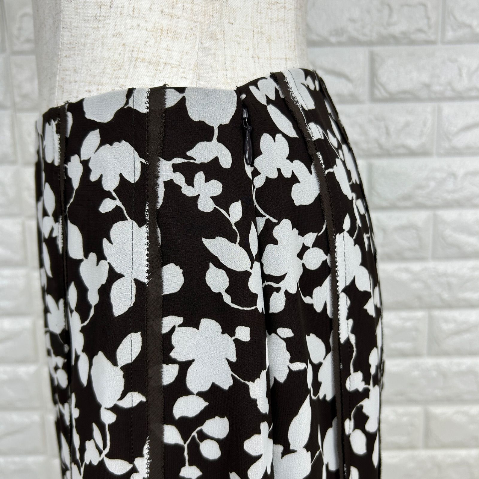 TO BE CHIC トゥービーシック　黒　スカート 　装飾　38 ☆値下げ交渉OK☆ TO BE CHIC トゥービーシック 38 ブラック 花