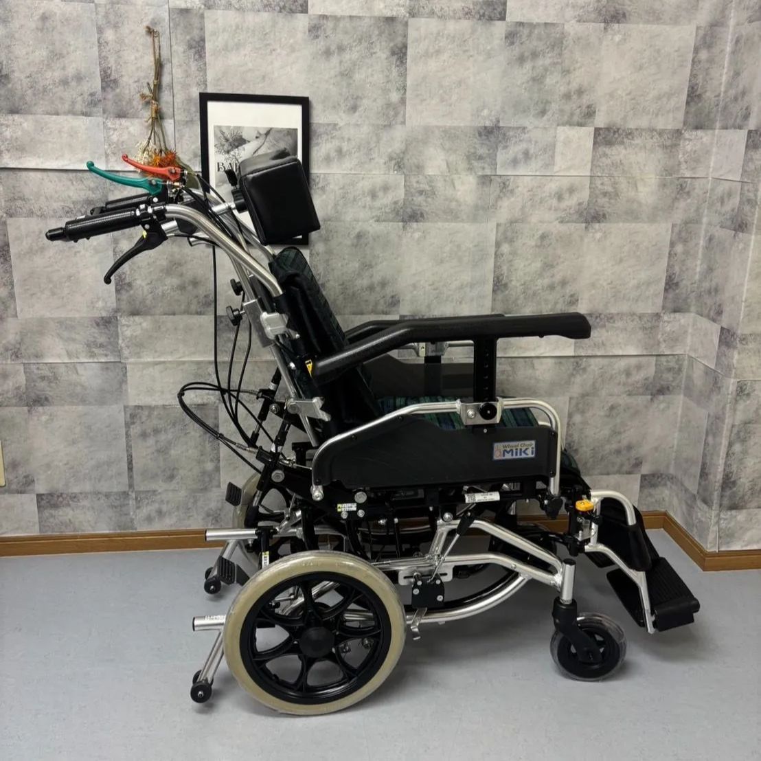 MiKi 車椅子 中古 軽量タイプ ブレーキ付き 介助式 ミキ 車椅子 介助式 MiKi スキット+とまっティ 多機能 自動