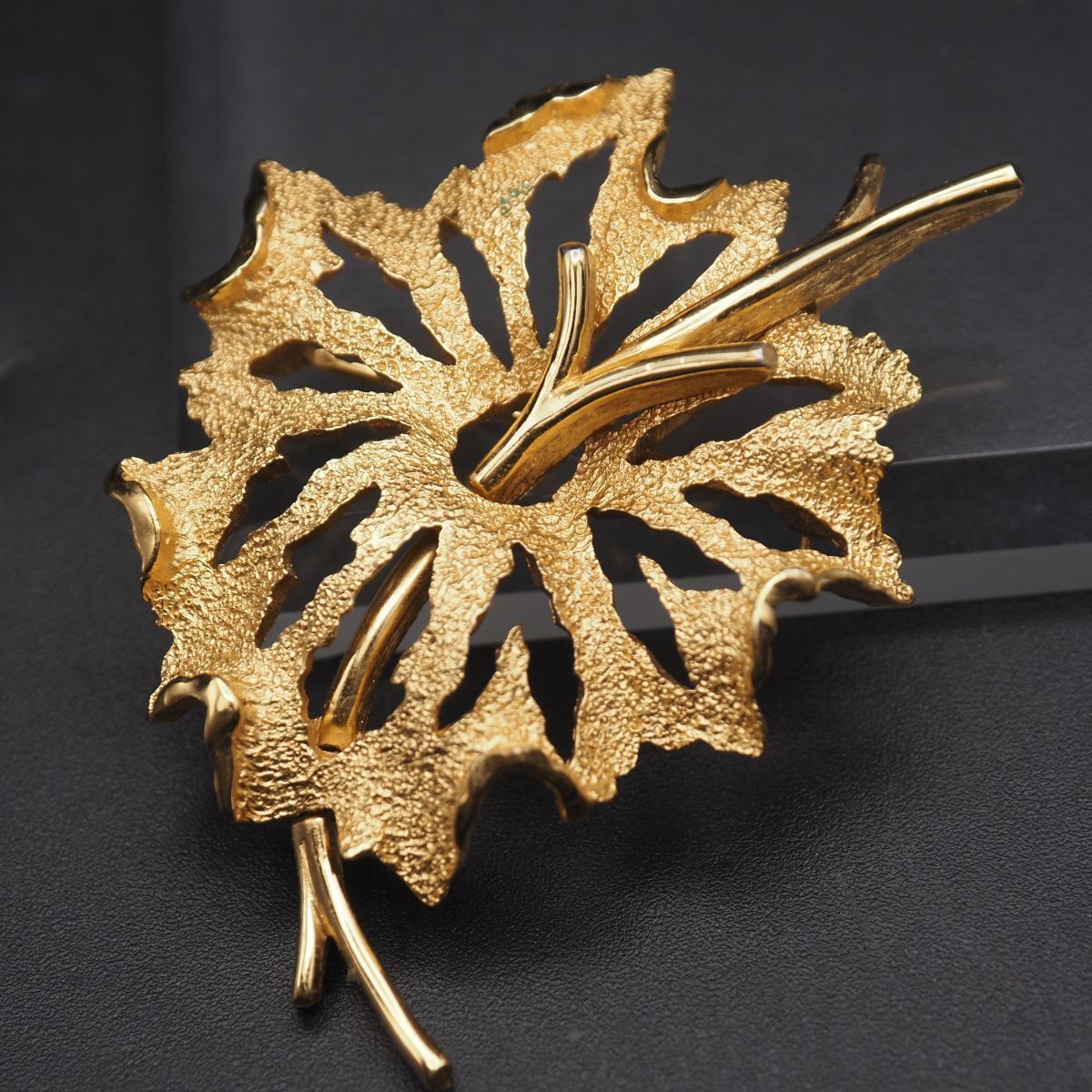 TRIFARI トリファリ ブローチ アンティーク Trifari（トリファリ）ブローチ「Art Deco Leaf