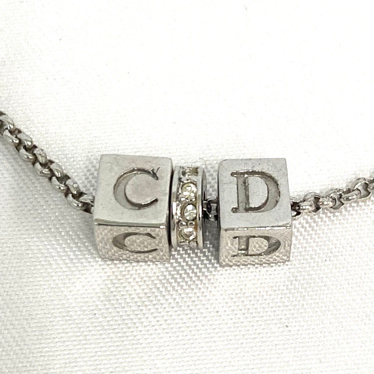Dior シルバー ロゴチャーム ネックレス　サイコロ Dior サイコロモチーフ ネックレス - メルカリ
