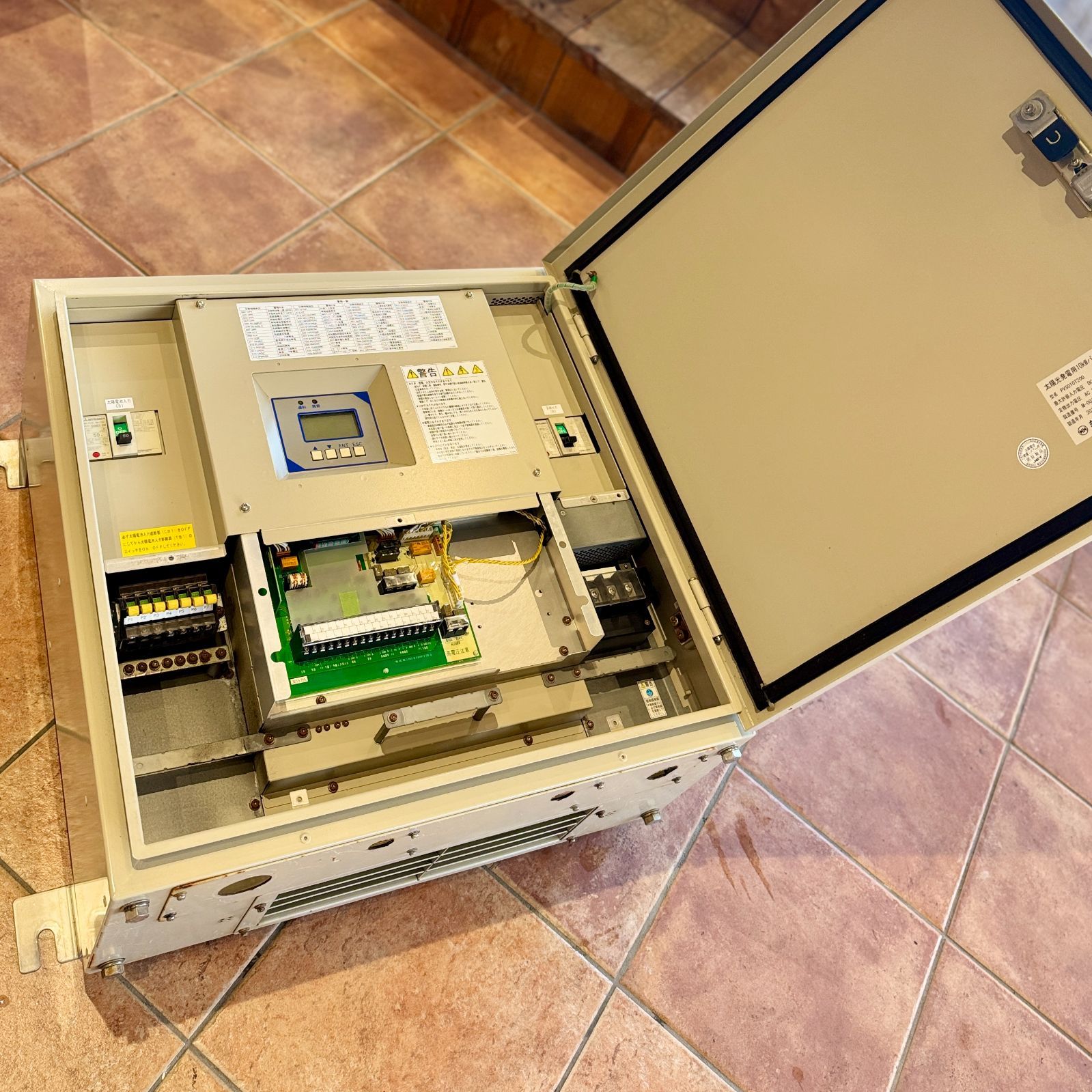 新電元 ； パワーコンディショナー PVS010T200 10kW ②