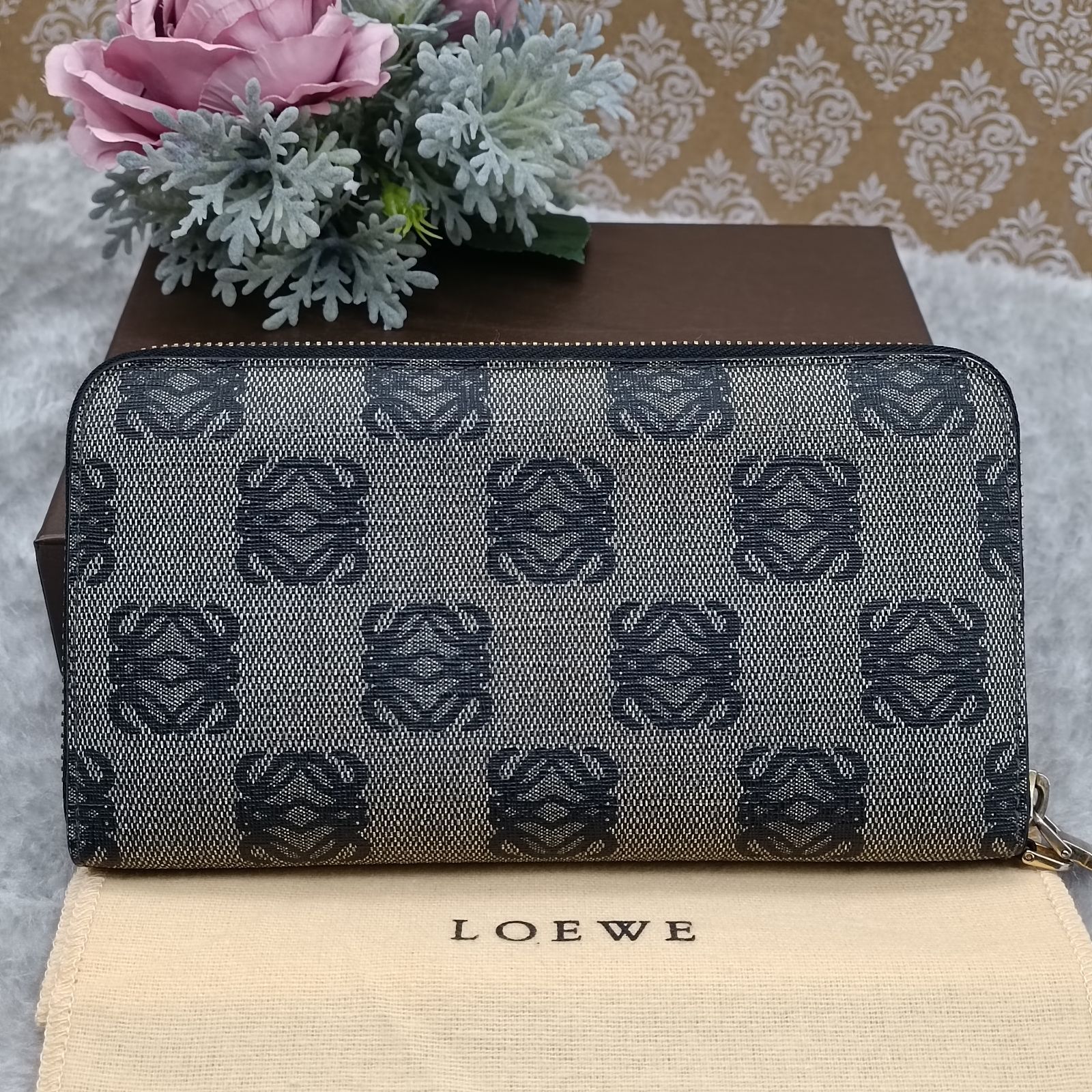 新品同様‼️ロエベ　LOEWE 財布　長財布　アナグラム　ラウンドファスナー 新品同様‼️ ロエベ LOEWE 財布 長財布 ロゴ ラウンドファスナー
